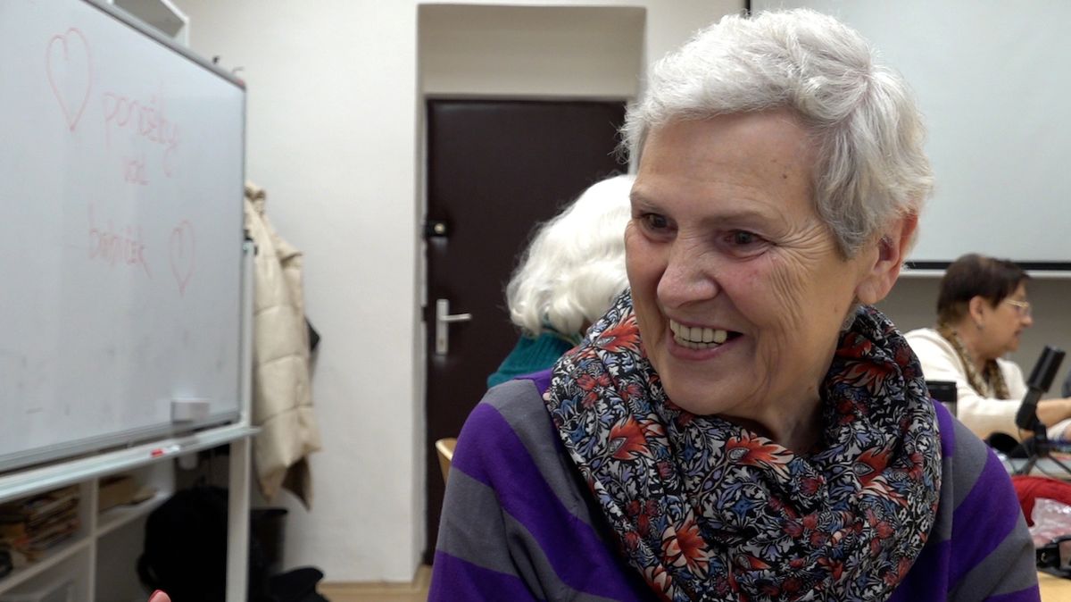 Ponožky paní Dagmar plete už 71 let. Přivydělává si tím k důchodu a pomáhá dobré věci